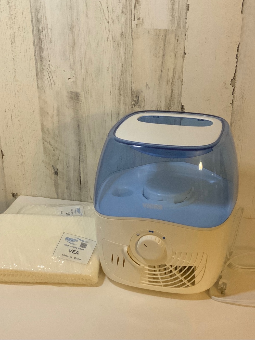 Vicks Blue and White Ultrasonic Cool Mist Humidifier